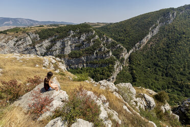 Berg-Karabach, Provinz Schuschi, Frau auf Aussichtspunkt - FPF00220