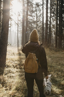 Schweiz, Engadin, Frau auf Wanderschaft im Wald - LHPF00139