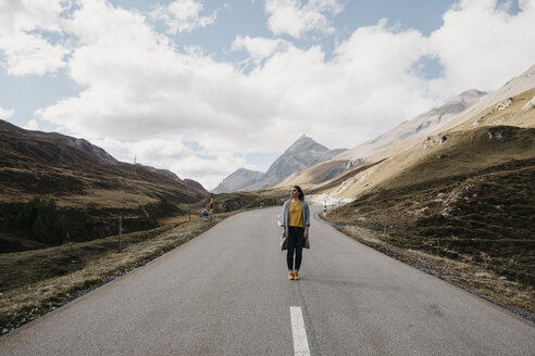 Schweiz, Engadin, Frau auf Bergstrasse stehend - LHPF00147