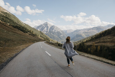 Schweiz, Engadin, Rückansicht einer Frau auf einer Bergstraße - LHPF00148