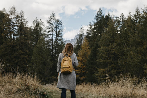 Schweiz, Engadin, Frau auf Wanderschaft im Wald - LHPF00155