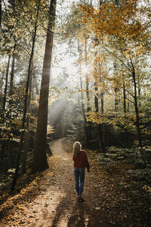 Deutschland, Schwarzwald, Sitzenkirch, Frau geht im herbstlichen Wald spazieren - LHPF00158