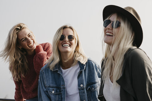 Drei glückliche junge Frauen im Freien - LHPF00167