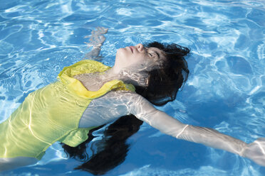 Little girl floating on water in swimming pool - ERRF00159