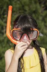 Porträt eines kleinen Mädchens mit Schnorchel und übergroßer Taucherbrille - ERRF00160