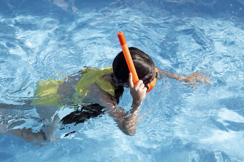 Kleines Mädchen mit Schnorchel und Taucherbrille im Schwimmbad - ERRF00161