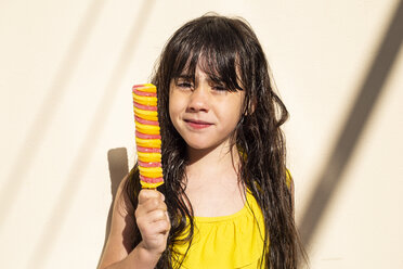 Porträt eines kleinen Mädchens mit Eis am Stiel - ERRF00163