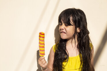 Porträt eines kleinen Mädchens mit Eis am Stiel - ERRF00164