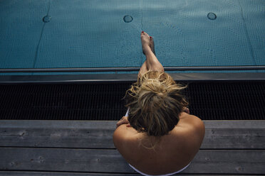 Frau entspannt am Pool - LHPF00177