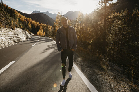 Mann reist durch die Schweiz, steht auf der Straße, lizenzfreies Stockfoto