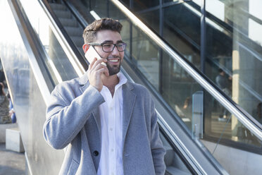 Porträt eines lächelnden jungen Geschäftsmannes am Telefon - TCF05982