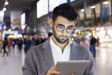 Deutschland, München, Porträt eines jungen Geschäftsmannes mit digitalem Tablet am Hauptbahnhof - TCF06005
