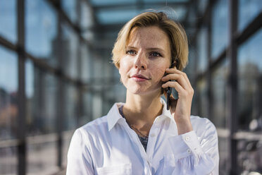 Junge Geschäftsfrau mit Mobiltelefon - MOEF01682