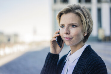 Young businesswoman using mobile phone - MOEF01687