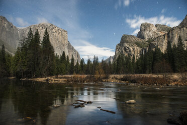 Fluss an Bergen im Yosemite-Nationalpark gegen den Himmel - CAVF56483