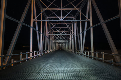 Leere Brücke gegen klaren Himmel bei Nacht - CAVF56485