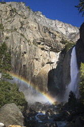 Niedriger Blickwinkel auf die Yosemite-Wasserfälle über den Bergen - CAVF56517