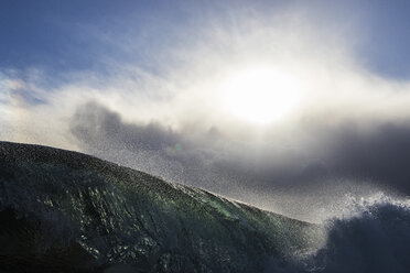 Wellen plätschern im Meer gegen den Himmel an einem sonnigen Tag - CAVF56530