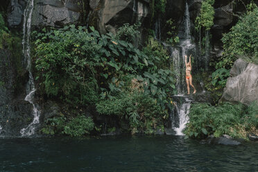 Frau im Bikini genießt Wasserfall im Wald - CAVF56533