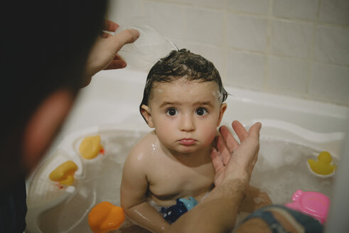 Hoher Blickwinkel des Vaters beim Baden der Tochter in der Badewanne zu Hause - CAVF56591