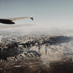 Cropped Bild des Flugzeugs fliegen über Landschaft gegen Himmel während sonnigen Tag - CAVF56607