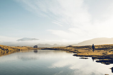 Rückansicht eines Wanderers am See gegen den Himmel - CAVF56644