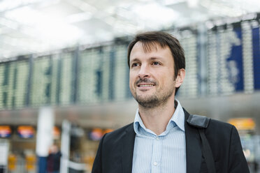 Geschäftsmann auf dem Flughafen - DIGF05524