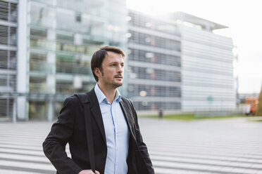 Businessman with shoulder bag, portrait - DIGF05545