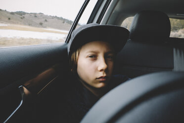 Porträt eines Jungen mit Mütze während der Fahrt im Auto - CAVF56678