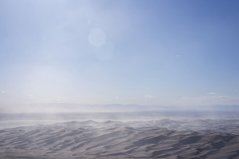 Landschaftliche Ansicht der Wüste gegen den Himmel im Great Sand Dunes National Park and Reserve an einem sonnigen Tag, lizenzfreies Stockfoto
