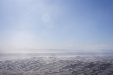 Landschaftliche Ansicht der Wüste gegen den Himmel im Great Sand Dunes National Park and Reserve an einem sonnigen Tag - CAVF56699