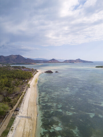 Indonesien, West Sumbawa, Kertasari, Luftaufnahme des Strandes, lizenzfreies Stockfoto