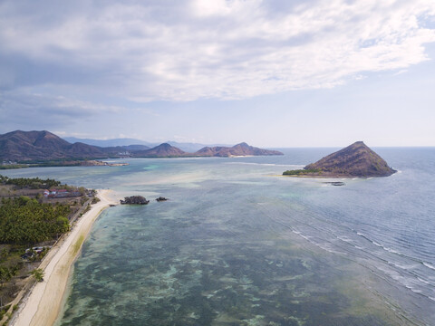 Indonesien, West Sumbawa, Kertasari, Luftaufnahme des Strandes, lizenzfreies Stockfoto