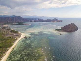 Indonesien, West Sumbawa, Kertasari, Luftaufnahme des Strandes - KNTF02361