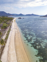 Indonesien, West Sumbawa, Kertasari, Luftaufnahme des Strandes - KNTF02365