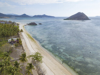 Indonesien, West Sumbawa, Kertasari, Luftaufnahme des Strandes - KNTF02366