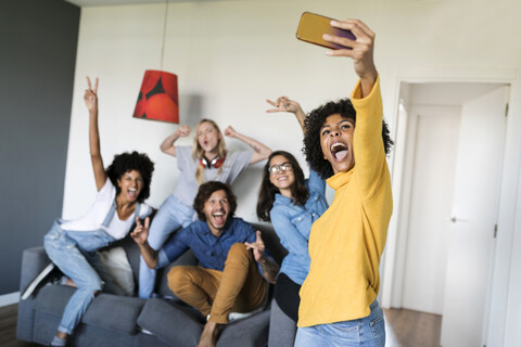 Fröhliche Freunde machen ein Selfie zu Hause, lizenzfreies Stockfoto