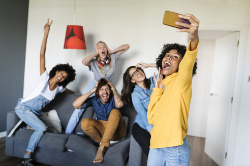 Fröhliche Freunde machen ein Selfie zu Hause - VABF01908