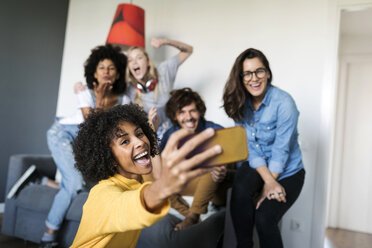 Fröhliche Freunde machen ein Selfie zu Hause - VABF01909