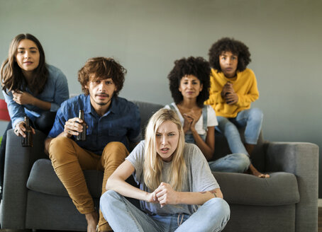 Nervöse Freunde sitzen auf der Couch und sehen fern - VABF01918