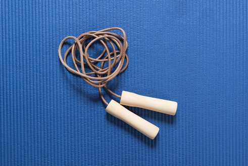Skipping rope on blue workout mat - SKAF00061