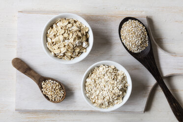 Two variations of oat flakes, oat bran and steel-cut oats - EVGF03377