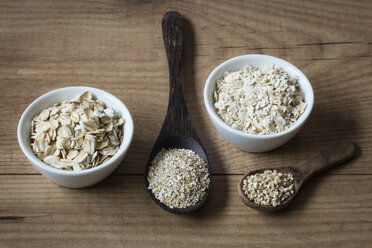 Two variations of oat flakes, oat bran and steel-cut oats - EVGF03378