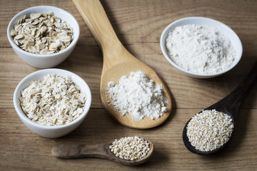 Two variations of oat flakes, oat bran, oatmeal and steel-cut oats - EVGF03379