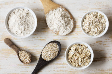 Two variations of oat flakes, oat bran, oatmeal and steel-cut oats - EVGF03380