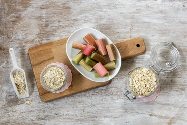 Ingredients of porridge with rhubarb - EVGF03386