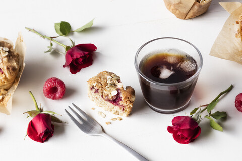 Himbeer-Muffin und ein Glas Eiskaffee, lizenzfreies Stockfoto