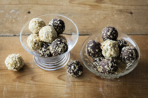 Glasschalen mit Energy Balls, lizenzfreies Stockfoto