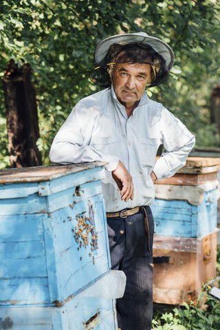 Russland, Porträt eines Imkers am Bienenstock, lizenzfreies Stockfoto