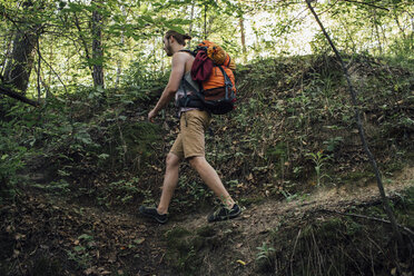 Junger Mann mit Rucksack beim Wandern in einem Wald - VPIF01164